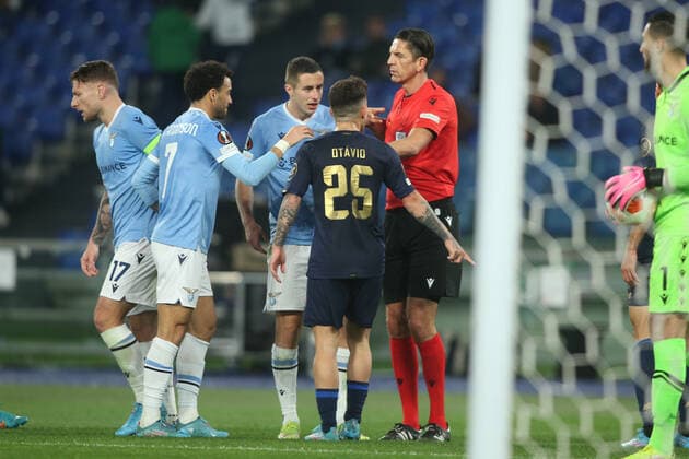 Rome, Italy - 24.02.2022: FELIPE ANDERSON (LAZIO) PROTEST WIT REFEREE Deniz Aytekin in the UEFA Europa League Knockout Round Play-Offs Leg One soccer match between SS Lazio and Porto, at Olympic Stadium in Rome.  Copyright: xMarcoxIacobuccix xipa-agency.netx xMarcoxIacobuccix 0