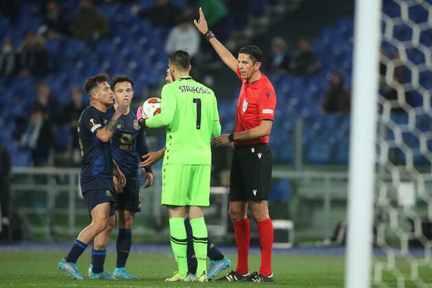 Rome, Italy - 24.02.2022: TONI MARTINEZ (PORTO) PROTEST WITH REFEREE Deniz Aytekin in the UEFA Europa League Knockout Round Play-Offs Leg One soccer match between SS Lazio and Porto, at Olympic Stadium in Rome.  Copyright: xMarcoxIacobuccix xipa-agency.netx xMarcoxIacobuccix 0