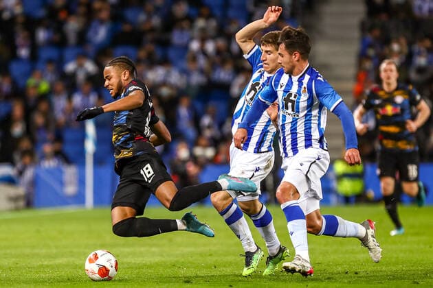 Christopher Nkunku (RB Leipzig, 18) im Zweikampf gegen Aihen Munoz (Real Sociedad, 12), ESP, Real Sociedad vs. RB Leipzig, UEFA Europa League Play-Offs, Spielzeit 2021 2022, 24.02.2022, DFB DFL regulations prohibit any use of photographs as image sequences and or quasi-video., ESP, Real Sociedad vs. RB Leipzig, UEFA Europa League Play-Offs, Spielzeit 2021 2022, 24.02.2022 San Sebastian Copyright: xEibner-Pressefoto GabrielxBoiax EP_EEP