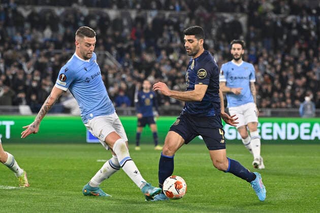 Photo Fabrizio Corradetti LaPresse February 24st 2022 Roma (Italy) Soccer Lazio - Porto Europa League 2021-2022 Play Off return - Olimpico Stadium of Roma In the pic:Sergej Milinkovic-Savic (SS Lazio) Mehdi Taremi (FC Porto) fallo da rigore  Copyright: xFabrizioxCorradettix xLaPressex