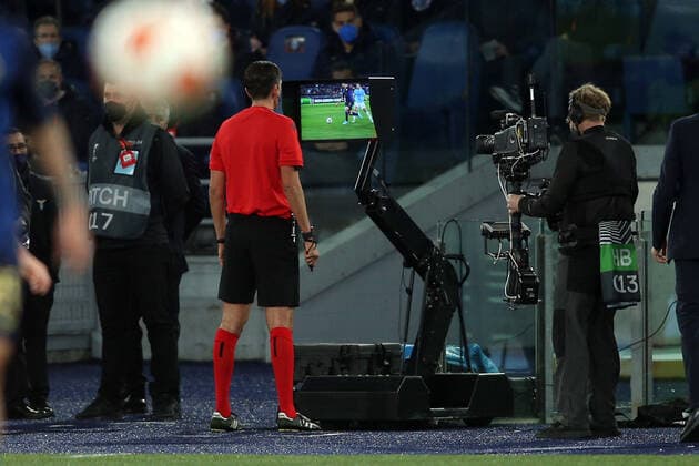 Rome, Italy - 24.02.2022: REFEREE Deniz Aytekin CHECK THE VAR during the UEFA Europa League Knockout Round Play-Offs Leg One soccer match between SS Lazio and Porto, at Olympic Stadium in Rome.  Copyright: xMarcoxIacobuccix xipa-agency.netx xMarcoxIacobuccix 0