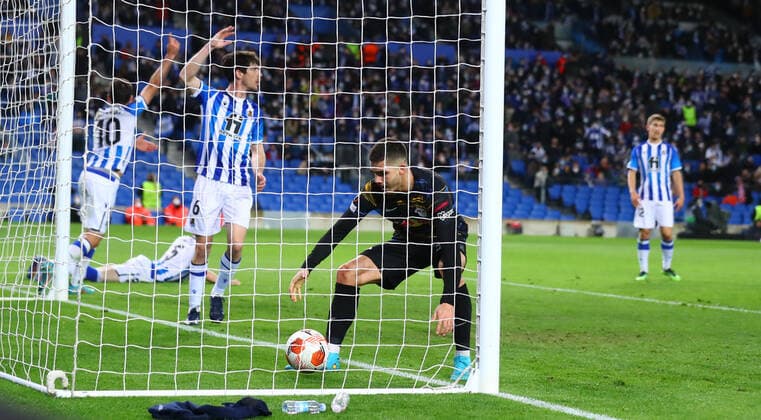 San Sebastian - RB Leipzig 24.02.2022 Donostia-San Sebastian, 24.02.2022, Estadio Anoeta, Fussball, UEFA Europa League, Play Off Rueckspiel , Real Sociedad San Sebastian (ESP) vs. RB Leipzig (GER) , Im Bild: Foulelmeter für RB Leipzig. Andre Silva (33, RB Leipzig) vergibt den Strfstross. Willi Orban (4, RB Leipzig) verwandelt im Nachschuss. , UEFA regulations prohibit any use of photographs as image sequences and or quasi-video ,