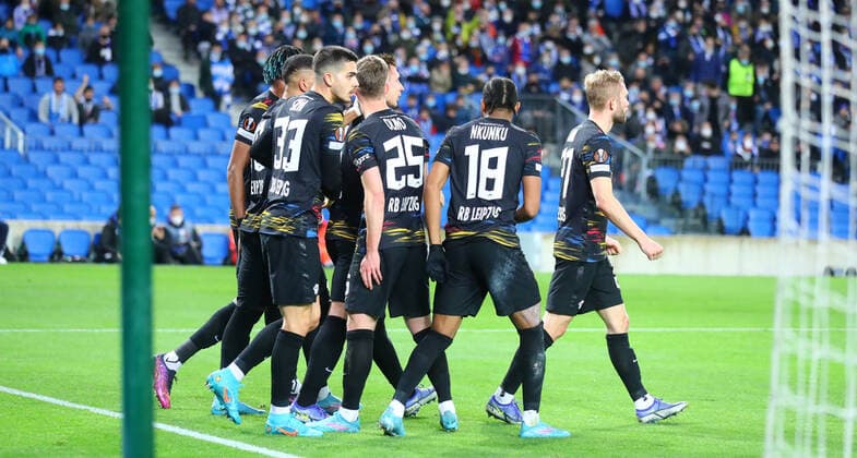 San Sebastian - RB Leipzig 24.02.2022 Donostia-San Sebastian, 24.02.2022, Estadio Anoeta, Fussball, UEFA Europa League, Play Off Rueckspiel , Real Sociedad San Sebastian (ESP) vs. RB Leipzig (GER) , Im Bild: Foulelmeter für RB Leipzig. Andre Silva (33, RB Leipzig) vergibt den Strafstoss. Willi Orban (4, RB Leipzig) verwandelt im Nachschuss zum 0:1. Teamjubel Leipzig. , UEFA regulations prohibit any use of photographs as image sequences and or quasi-video ,