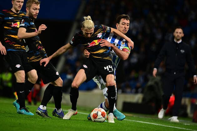 Kevin Kampl 44 (Leipzig) im Zweikampf, Aktion, mit Mikel Oyarzabal 10 (San Sebastian), Real Sociedad vs. RB Leipzig, Europa League, PLayoff Rueckspiel, 24.02.2022