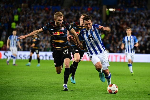 Konrad Laimer 27 (Leipzig) im Zweikampf, Aktion, mit Mikel Oyarzabal 10 (San Sebastian), Real Sociedad vs. RB Leipzig, Europa League, PLayoff Rueckspiel, 24.02.2022