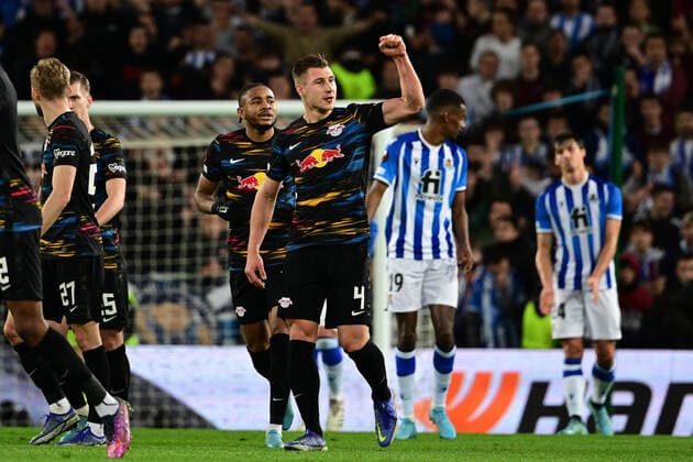 Torjubel zum 0:1 durch Willi Orban 4 (Leipzig), Real Sociedad vs. RB Leipzig, Europa League, PLayoff Rueckspiel, 24.02.2022