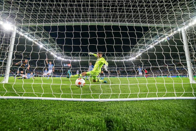 Willi Orban (RB Leipzig, 04) schießt schiesst das Tor zum 0:1, ESP, Real Sociedad vs. RB Leipzig, UEFA Europa League Play-Offs, Spielzeit 2021 2022, 24.02.2022, DFB DFL regulations prohibit any use of photographs as image sequences and or quasi-video., ESP, Real Sociedad vs. RB Leipzig, UEFA Europa League Play-Offs, Spielzeit 2021 2022, 24.02.2022 San Sebastian Copyright: xEibner-Pressefoto GabrielxBoiax EP_EEP