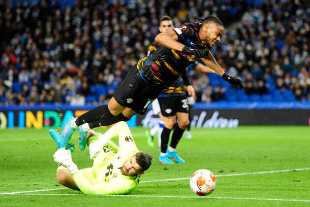 ESP: Real Sociedad - RB Leipzig. UEFA Europa League Christopher Nkunku of RB Leipzig and Alejandro Remiro of Real Sociedad during the UEFA Europa League match, round of 32 between Real Sociedad v RB Leipzig played at Reale Arena Stadium on February 24, 2022 in San Sebastian, Spain. (Cesar Ortiz PRESSINPHOTO) kpng Copyright: xCesarxOrtizx xPRESSINPHOTOx PS_220224_030