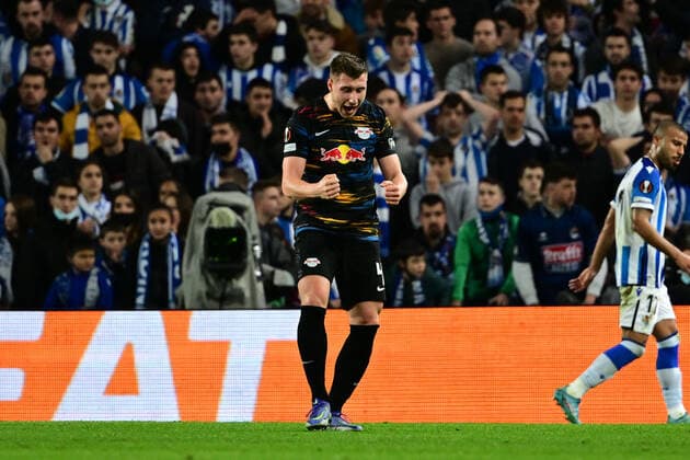 Torjubel zum 0:1 durch Willi Orban 4 (Leipzig), Real Sociedad vs. RB Leipzig, Europa League, PLayoff Rueckspiel, 24.02.2022