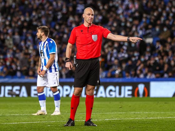 Anthony Taylor (Schiedsrichter), ESP, Real Sociedad vs. RB Leipzig, UEFA Europa League Play-Offs, Spielzeit 2021 2022, 24.02.2022, DFB DFL regulations prohibit any use of photographs as image sequences and or quasi-video., ESP, Real Sociedad vs. RB Leipzig, UEFA Europa League Play-Offs, Spielzeit 2021 2022, 24.02.2022 San Sebastian Copyright: xEibner-Pressefoto GabrielxBoiax EP_EEP