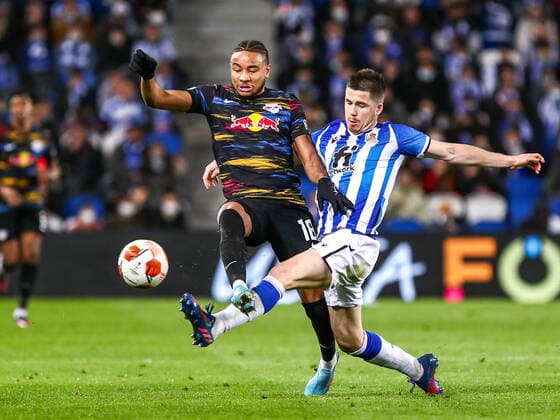 Christopher Nkunku (RB Leipzig, 18) im Zweikampf gegen Mikel Oyarzabal Ugarte (Real Sociedad, 10), ESP, Real Sociedad vs. RB Leipzig, UEFA Europa League Play-Offs, Spielzeit 2021 2022, 24.02.2022, DFB DFL regulations prohibit any use of photographs as image sequences and or quasi-video., ESP, Real Sociedad vs. RB Leipzig, UEFA Europa League Play-Offs, Spielzeit 2021 2022, 24.02.2022 San Sebastian Copyright: xEibner-Pressefoto GabrielxBoiax EP_EEP