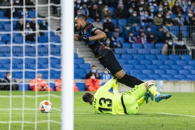 24th February 2022; Reale Arena; Donostia - San Sebastian; Pais Vasco; Spain; UEFA Europa League; Real Sociedad vs RB Leipzig; Christopher Nkunku (Leipzig) and Mathew Ryan (Sociedad) Donostia Pais Vasco Spain Futbol Copyright: xEduardoxAgredax xAgenciaxLOFx