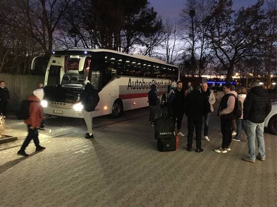 ZSKA-Spieler und Funktionsteam kurz vor der Abreise. Krieg in der Ukraine: Spiel gegen ZSKA kurzfristig verlegt. Die EuroLeague hat das für den heutigen Donnerstagabend angesetzte Spiel des FC Bayern gegen ZSKA Moskau kurzfristig abgesagt und auf einen späteren Zeitpunkt verlegt. Damit traf die EuroLeague eine Entscheidung auch im Sinne des FC Bayern. Marko Pesic, Geschäftsführer der Bayern-Basketballer, und Vereinspräsident Herbert Hainer hatten an diesem Donnerstag unter dem aktuellen Eindruck des eklatanten Bruchs internationalen Rechts durch Russland einen Antrag auf Spielverlegung gestellt. Der FC Bayern begrüßt die richtige Entscheidung der EuroLeague, sagt Herbert Hainer. Der FC Bayern verurteilt den russischen Angriff auf die Ukraine. Ich möchte mich bei EuroLeague-CEO Jordi Bertomeu sehr bedanken für einen intensiven und konstruktiven Austausch an diesem sehr traurigen Tag. Basketball EuroLeague FC Bayern München - ZSKA Moskau Audi Dome 24.02.2022 FOTO: Mladen Lackovic LakoPress