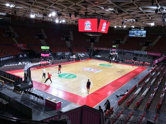 Leere in und um den Audi Dome. Krieg in der Ukraine: Spiel gegen ZSKA kurzfristig verlegt. Die EuroLeague hat das für den heutigen Donnerstagabend angesetzte Spiel des FC Bayern gegen ZSKA Moskau kurzfristig abgesagt und auf einen späteren Zeitpunkt verlegt. Damit traf die EuroLeague eine Entscheidung auch im Sinne des FC Bayern. Marko Pesic, Geschäftsführer der Bayern-Basketballer, und Vereinspräsident Herbert Hainer hatten an diesem Donnerstag unter dem aktuellen Eindruck des eklatanten Bruchs internationalen Rechts durch Russland einen Antrag auf Spielverlegung gestellt. Der FC Bayern begrüßt die richtige Entscheidung der EuroLeague, sagt Herbert Hainer. Der FC Bayern verurteilt den russischen Angriff auf die Ukraine. Ich möchte mich bei EuroLeague-CEO Jordi Bertomeu sehr bedanken für einen intensiven und konstruktiven Austausch an diesem sehr traurigen Tag. Basketball EuroLeague FC Bayern München - ZSKA Moskau Audi Dome 24.02.2022 FOTO: Mladen Lackovic LakoPress