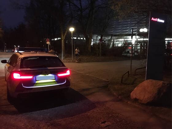 Ein Polizeiauto vor der Halle, Spielstaette, Audi Dome. Krieg in der Ukraine: Spiel gegen ZSKA kurzfristig verlegt. Die EuroLeague hat das für den heutigen Donnerstagabend angesetzte Spiel des FC Bayern gegen ZSKA Moskau kurzfristig abgesagt und auf einen späteren Zeitpunkt verlegt. Damit traf die EuroLeague eine Entscheidung auch im Sinne des FC Bayern. Marko Pesic, Geschäftsführer der Bayern-Basketballer, und Vereinspräsident Herbert Hainer hatten an diesem Donnerstag unter dem aktuellen Eindruck des eklatanten Bruchs internationalen Rechts durch Russland einen Antrag auf Spielverlegung gestellt. Der FC Bayern begrüßt die richtige Entscheidung der EuroLeague, sagt Herbert Hainer. Der FC Bayern verurteilt den russischen Angriff auf die Ukraine. Ich möchte mich bei EuroLeague-CEO Jordi Bertomeu sehr bedanken für einen intensiven und konstruktiven Austausch an diesem sehr traurigen Tag. Basketball EuroLeague FC Bayern München - ZSKA Moskau Audi Dome 24.02.2022 FOTO: Mladen Lackovic LakoPress
