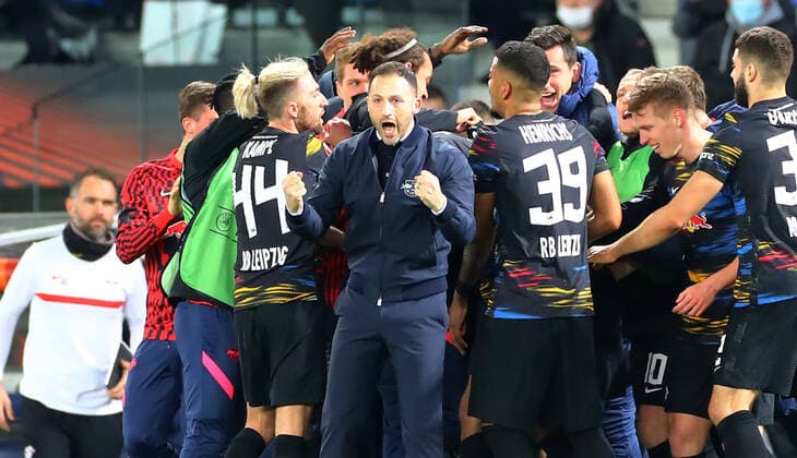 San Sebastian - RB Leipzig 24.02.2022 Donostia-San Sebastian, 24.02.2022, Estadio Anoeta, Fussball, UEFA Europa League, Play Off Rueckspiel , Real Sociedad San Sebastian (ESP) vs. RB Leipzig (GER) , Im Bild: Tor für RB Leipzig. Andre Silva (33, RB Leipzig) trifft zum 0:2. Leipziger Jubel. Vorn; Trainer Domenico Tedesco (RB Leipzig) , UEFA regulations prohibit any use of photographs as image sequences and or quasi-video ,