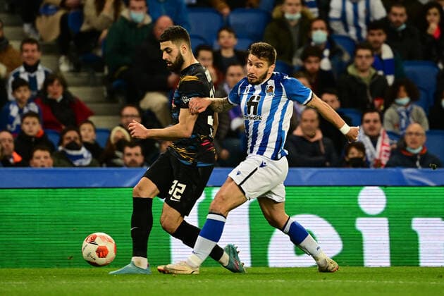 Josko Gvardiol 32 (Leipzig) im Zweikampf, Aktion, mit Portu 7 (San Sebastian), Real Sociedad vs. RB Leipzig, Europa League, PLayoff Rueckspiel, 24.02.2022