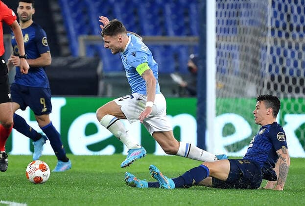 February 24, 2022, ROME: SS Lazio s Ciro Immobile (L) vies for the ball with FC Porto s Otavio during the UEFA Europa League playoff second leg soccer match between SS Lazio-FC Porto at the Olimpico stadium in Rome, Italy, 24 February 2022. ANSA ETTORE FERRARI. ROME - ZUMAa110 20220224_zaf_a110_127 Copyright: xEttorexFerrarix