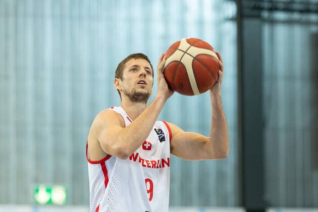 24.02.2022, Fribourg, Halle St. Leonard, FIBA Men& x92;s EuroBasket 2025 Pre-Qualification: Switzerland - Ireland, 9 Roberto Kovac (Switzerland) au lancer franc Fribourg Halle St. Leonard Fribourg Switzerland Copyright: xJustPictures.ch SirianexDavetx