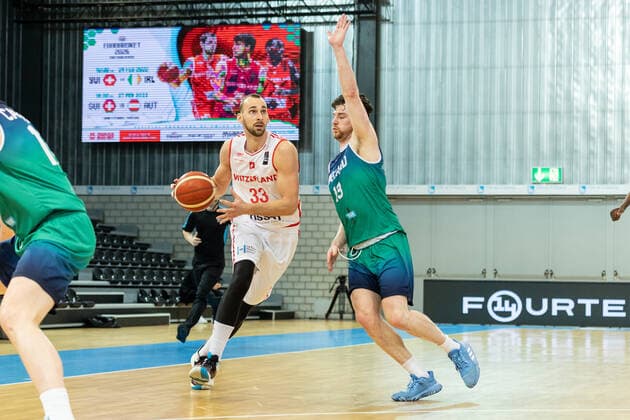24.02.2022, Fribourg, Halle St. Leonard, FIBA Men& x92;s EuroBasket 2025 Pre-Qualification: Switzerland - Ireland, 33 Marko Mladjan (Switzerland) face Ã 13 Jordan Connor (Ireland) Fribourg Halle St. Leonard Fribourg Switzerland Copyright: xJustPictures.ch SirianexDavetx