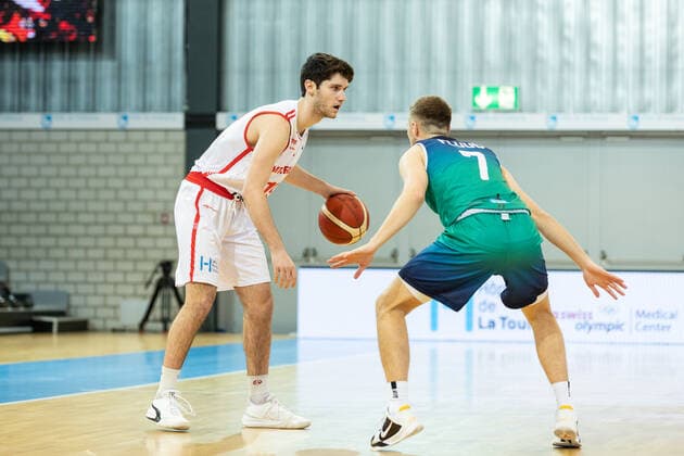 24.02.2022, Fribourg, Halle St. Leonard, FIBA Men& x92;s EuroBasket 2025 Pre-Qualification: Switzerland - Ireland, 19 Robert Zinn (Switzerland) face Ã 7 Sean Flood (Ireland) Fribourg Halle St. Leonard Fribourg Switzerland Copyright: xJustPictures.ch SirianexDavetx