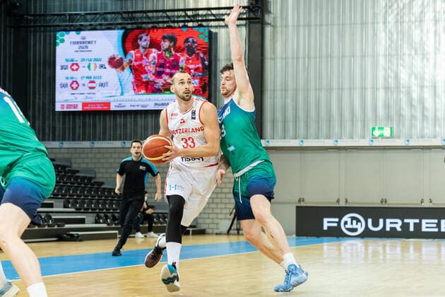 24.02.2022, Fribourg, Halle St. Leonard, FIBA Men& x92;s EuroBasket 2025 Pre-Qualification: Switzerland - Ireland, 33 Marko Mladjan (Switzerland) face Ã 15 James Gormley (Ireland) Fribourg Halle St. Leonard Fribourg Switzerland Copyright: xJustPictures.ch SirianexDavetx