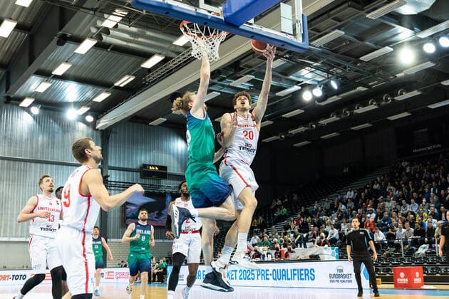 24.02.2022, Fribourg, Halle St. Leonard, FIBA Men& x92;s EuroBasket 2025 Pre-Qualification: Switzerland - Ireland, 20 Arnaud Cotture (Switzerland) monte au panier face Ã 15 James Gormley (Ireland) Fribourg Halle St. Leonard Fribourg Switzerland Copyright: xJustPictures.ch SirianexDavetx