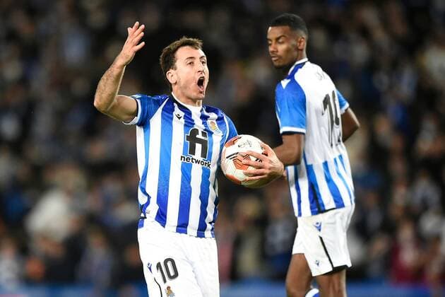 Mandatory Credit: Photo by Pressinphoto Shutterstock (12821404u) Mikel Oyarzabal of Real Sociedad celebrates after scoring the 1-2 Real Sociedad v RB Leipzig, UEFA Europa League 2021-2022, Round of 32, secong leg. Football, Reale Arena Stadium, San Sebastian, Spain - 24 Feb 2022 Editorial use only Real Sociedad v RB Leipzig, UEFA Europa League 2021-2022, Round of 32, secong leg. Football, Reale Arena Stadium, San Sebastian, Spain - 24 Feb 2022 Editorial use only Copyright: xPressinphoto Shutterstockx 12821404u