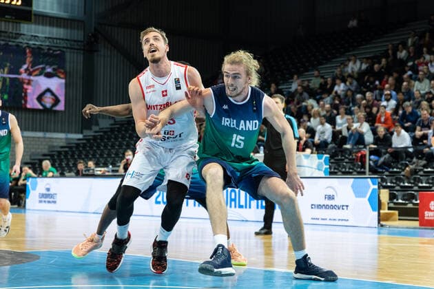 24.02.2022, Fribourg, Halle St. Leonard, FIBA Men& x92;s EuroBasket 2025 Pre-Qualification: Switzerland - Ireland, 13 Killian Martin (Switzerland) face Ã 15 James Gormley (Ireland) Fribourg Halle St. Leonard Fribourg Switzerland Copyright: xJustPictures.ch SirianexDavetx