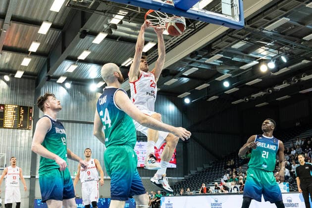 24.02.2022, Fribourg, Halle St. Leonard, FIBA Men& x92;s EuroBasket 2025 Pre-Qualification: Switzerland - Ireland, 20 Arnaud Cotture (Switzerland) rÃ alise un dunk Fribourg Halle St. Leonard Fribourg Switzerland Copyright: xJustPictures.ch SirianexDavetx