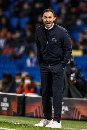 Domenico Tedesco (RB Leipzig, Chef-Trainer) gestikuliert, Gestik, unzufrieden, enttäuscht enttaeuscht, ESP, Real Sociedad vs. RB Leipzig, UEFA Europa League Play-Offs, Spielzeit 2021 2022, 24.02.2022, DFB DFL regulations prohibit any use of photographs as image sequences and or quasi-video., ESP, Real Sociedad vs. RB Leipzig, UEFA Europa League Play-Offs, Spielzeit 2021 2022, 24.02.2022 San Sebastian Copyright: xEibner-Pressefoto GabrielxBoiax EP_EEP