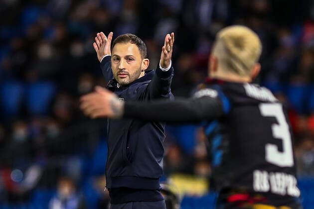 Domenico Tedesco (RB Leipzig, Chef-Trainer) gestikuliert, Gestik, unzufrieden, enttäuscht enttaeuscht, ESP, Real Sociedad vs. RB Leipzig, UEFA Europa League Play-Offs, Spielzeit 2021 2022, 24.02.2022, DFB DFL regulations prohibit any use of photographs as image sequences and or quasi-video., ESP, Real Sociedad vs. RB Leipzig, UEFA Europa League Play-Offs, Spielzeit 2021 2022, 24.02.2022 San Sebastian Copyright: xEibner-Pressefoto GabrielxBoiax EP_EEP