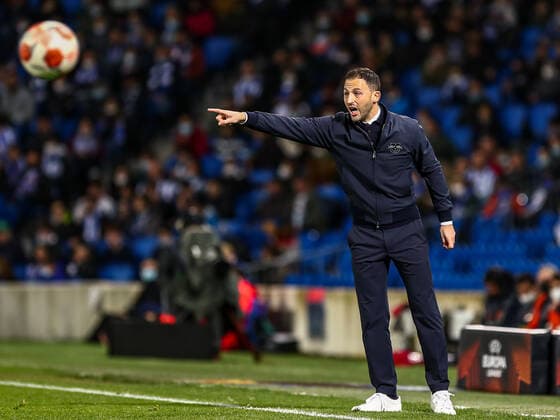 Domenico Tedesco (RB Leipzig, Chef-Trainer) gestikuliert, Gestik, unzufrieden, enttäuscht enttaeuscht, ESP, Real Sociedad vs. RB Leipzig, UEFA Europa League Play-Offs, Spielzeit 2021 2022, 24.02.2022, DFB DFL regulations prohibit any use of photographs as image sequences and or quasi-video., ESP, Real Sociedad vs. RB Leipzig, UEFA Europa League Play-Offs, Spielzeit 2021 2022, 24.02.2022 San Sebastian Copyright: xEibner-Pressefoto GabrielxBoiax EP_EEP