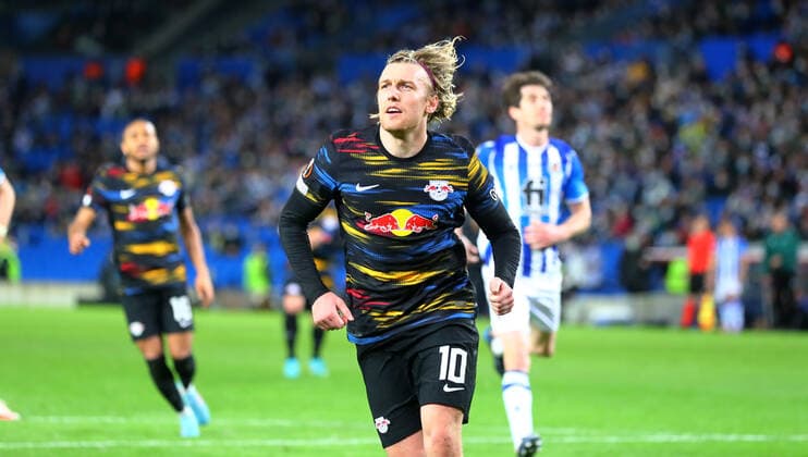 San Sebastian - RB Leipzig 24.02.2022 Donostia-San Sebastian, 24.02.2022, Estadio Anoeta, Fussball, UEFA Europa League, Play Off Rueckspiel , Real Sociedad San Sebastian (ESP) vs. RB Leipzig (GER) , Im Bild: Tor für RB Leipzig. Emil Forsberg (10, RB Leipzig) trifft zum 1:3 per Handelfmeter und jubelt. , UEFA regulations prohibit any use of photographs as image sequences and or quasi-video ,