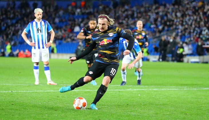 San Sebastian - RB Leipzig 24.02.2022 Donostia-San Sebastian, 24.02.2022, Estadio Anoeta, Fussball, UEFA Europa League, Play Off Rueckspiel , Real Sociedad San Sebastian (ESP) vs. RB Leipzig (GER) , Im Bild: Tor für RB Leipzig. Emil Forsberg (10, RB Leipzig) trifft zum 1:3 per Handelfmeter und jubelt. , UEFA regulations prohibit any use of photographs as image sequences and or quasi-video ,