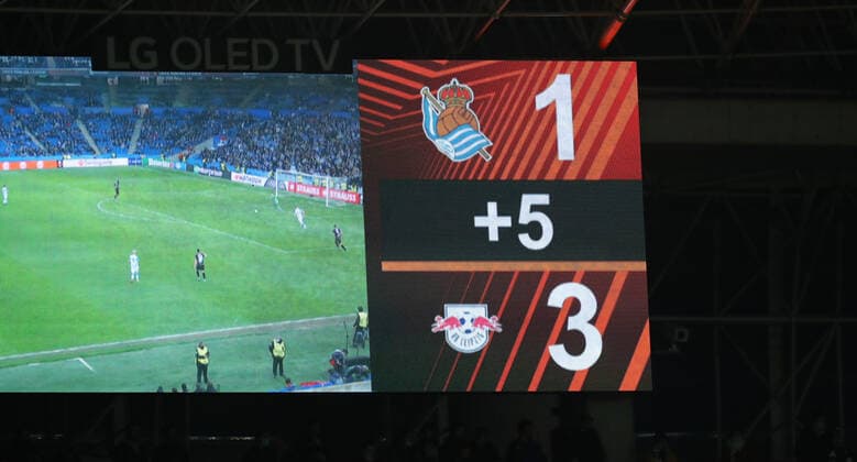 San Sebastian - RB Leipzig 24.02.2022 Donostia-San Sebastian, 24.02.2022, Estadio Anoeta, Fussball, UEFA Europa League, Play Off Rueckspiel , Real Sociedad San Sebastian (ESP) vs. RB Leipzig (GER) 1:3 (0:1) , Im Bild: Der Endstand des Spieles an der Anzeigetafel. , UEFA regulations prohibit any use of photographs as image sequences and or quasi-video ,