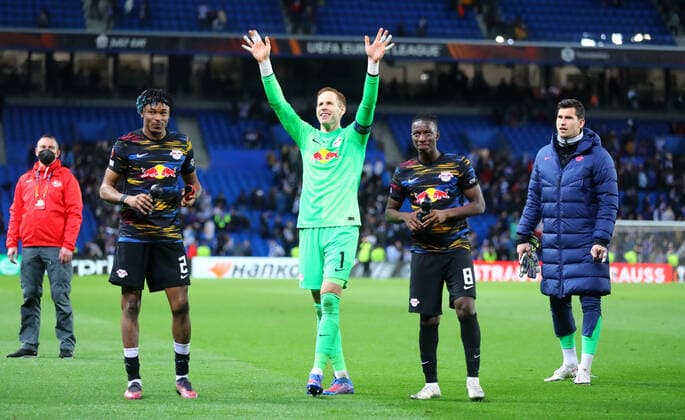 San Sebastian - RB Leipzig 24.02.2022 Donostia-San Sebastian, 24.02.2022, Estadio Anoeta, Fussball, UEFA Europa League, Play Off Rueckspiel , Real Sociedad San Sebastian (ESP) vs. RB Leipzig (GER) 1:3 (0:1) , Im Bild: Jubel nach Spielschluss bei RB Leipzig. Mohamed Simakan (2, RB Leipzig), Torwart Peter Gulacsi (1, RB Leipzig), Amadou Haidara (8, RB Leipzig), Torwart Josep Martinez (31, RB Leipzig). , UEFA regulations prohibit any use of photographs as image sequences and or quasi-video ,