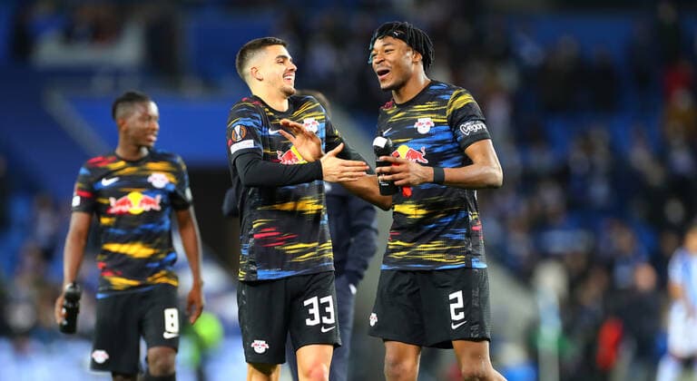 San Sebastian - RB Leipzig 24.02.2022 Donostia-San Sebastian, 24.02.2022, Estadio Anoeta, Fussball, UEFA Europa League, Play Off Rueckspiel , Real Sociedad San Sebastian (ESP) vs. RB Leipzig (GER) 1:3 (0:1) , Im Bild: Jubel nach Spielschluss bei RB Leipzig. Andre Silva (33, RB Leipzig), Mohamed Simakan (2, RB Leipzig). , UEFA regulations prohibit any use of photographs as image sequences and or quasi-video ,