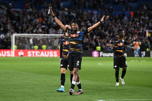 Mohamed Simakan 2 (Leipzig) glücklich, Real Sociedad vs. RB Leipzig, Europa League, PLayoff Rueckspiel, 24.02.2022