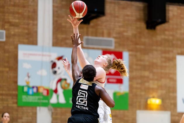 Basketball - DBBL - 18. Spieltag GiroLive Panthers Osnabrück - TK Hannover am 23.02.2022 in der OSC Halle in Osnabrück Frieda Bühner Buehner (Panthers Osnabrueck) bei einem Korbleger gegen Kelly Moten (Hannover)