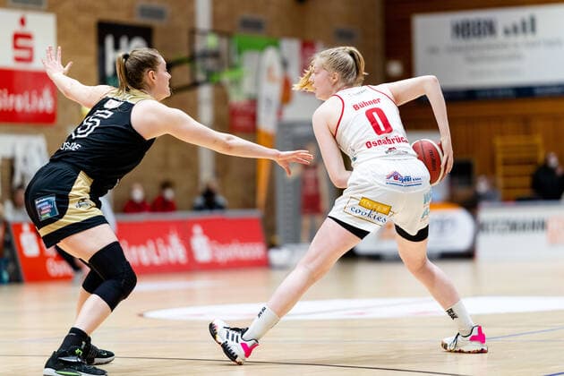 Basketball - DBBL - 18. Spieltag GiroLive Panthers Osnabrück - TK Hannover am 23.02.2022 in der OSC Halle in Osnabrück Frieda Bühner Buehner (Panthers Osnabrueck) am Ball gegen Samantha Roscoe (Hannover)