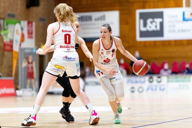 Basketball - DBBL - 18. Spieltag GiroLive Panthers Osnabrück - TK Hannover am 23.02.2022 in der OSC Halle in Osnabrück Eva Rupnik (Panthers Osnabrueck) am Ball