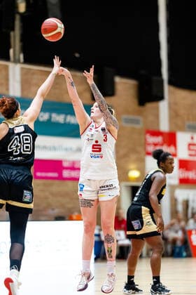 Basketball - DBBL - 18. Spieltag GiroLive Panthers Osnabrück - TK Hannover am 23.02.2022 in der OSC Halle in Osnabrück Samantha Führing Fuehring (Panthers Osnabrueck) bei einem Wurf