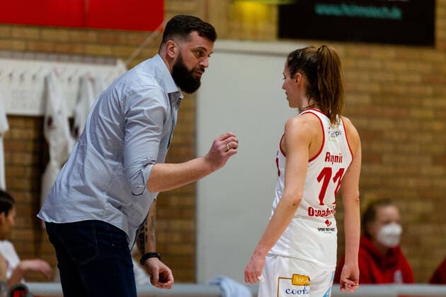 Basketball - DBBL - 18. Spieltag GiroLive Panthers Osnabrück - TK Hannover am 23.02.2022 in der OSC Halle in Osnabrück Trainer Sasa Cuic (Panthers Osnabrueck) im Gespräch mit Eva Rupnik (Panthers Osnabrueck)