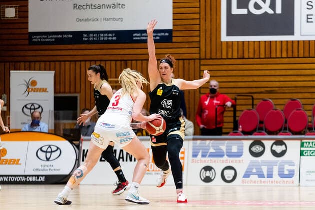 Basketball - DBBL - 18. Spieltag GiroLive Panthers Osnabrück - TK Hannover am 23.02.2022 in der OSC Halle in Osnabrück Anne Zipser (Hannover) in der Verteidigung gegen Samantha Führing Fuehring (Panthers Osnabrueck)