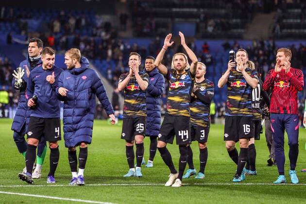 RB Leipzig Mannschaft feiern den Sieg, ESP, Real Sociedad vs. RB Leipzig, UEFA Europa League Play-Offs, Spielzeit 2021 2022, 24.02.2022, DFB DFL regulations prohibit any use of photographs as image sequences and or quasi-video., ESP, Real Sociedad vs. RB Leipzig, UEFA Europa League Play-Offs, Spielzeit 2021 2022, 24.02.2022 San Sebastian Copyright: xEibner-Pressefoto GabrielxBoiax EP_EEP