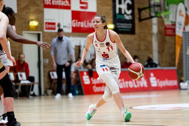 Basketball - DBBL - 18. Spieltag GiroLive Panthers Osnabrück - TK Hannover am 23.02.2022 in der OSC Halle in Osnabrück Eva Rupnik (Panthers Osnabrueck) am Ball