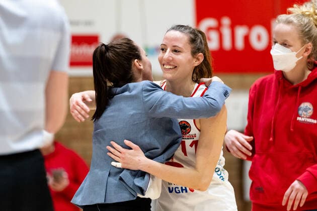 Basketball - DBBL - 18. Spieltag GiroLive Panthers Osnabrück - TK Hannover am 23.02.2022 in der OSC Halle in Osnabrück Trainerin Sidney Parsons (Hannover) umarmt Eva Rupnik (Panthers Osnabrueck) nach dem Spiel