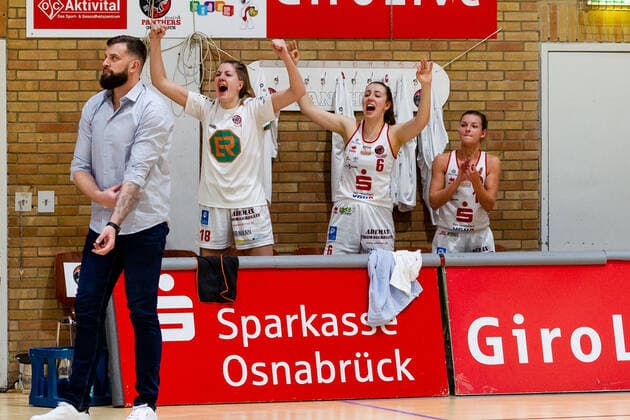 Basketball - DBBL - 18. Spieltag GiroLive Panthers Osnabrück - TK Hannover am 23.02.2022 in der OSC Halle in Osnabrück Trainer Sasa Cuic (Panthers Osnabrueck), Merit Brennecke (Panthers Osnabrueck), Viktoria Poros (Panthers Osnabrueck) und Jenny-Meike Strozyk (Panthers Osnabrueck) jubeln an der Seitenlinie