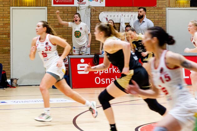 Basketball - DBBL - 18. Spieltag GiroLive Panthers Osnabrück - TK Hannover am 23.02.2022 in der OSC Halle in Osnabrück Merit Brennecke (Panthers Osnabrueck) jubelt an der Seitenlinie
